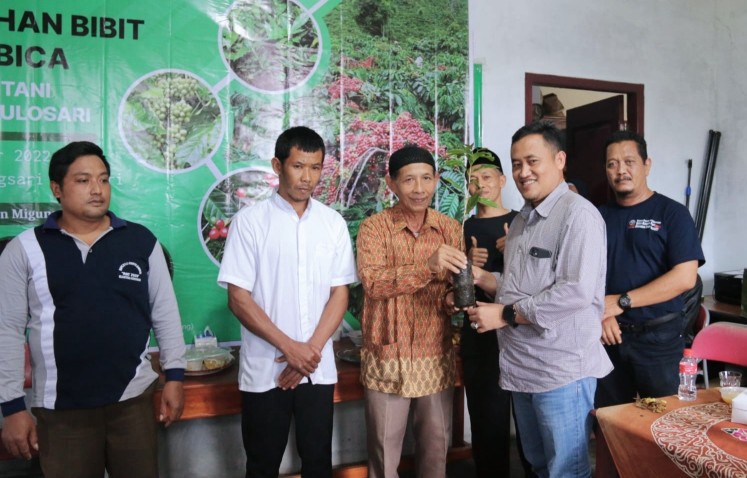 Plt. Bupati Pemalang serahkan bibit tanaman kopi arabika kepada kelompok tani “Karya Harapan”. Sumber foto: pemalangkab.go.id