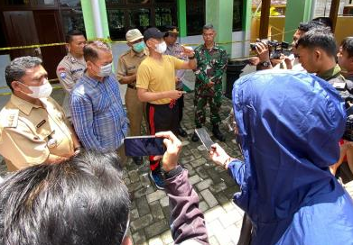 Bupati Gunungkidul, Sunaryanta, saat mengecek kondisi SD Muhammadiyah Bogor setelah atapnya runtuh. Sumber: gunungkidulkab.go.id