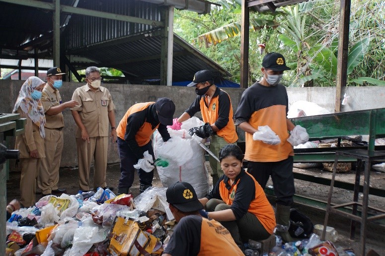 Pemilahan sampah di Kota Yogyakarta oleh petugas. Sumber: jogjakota.go.id