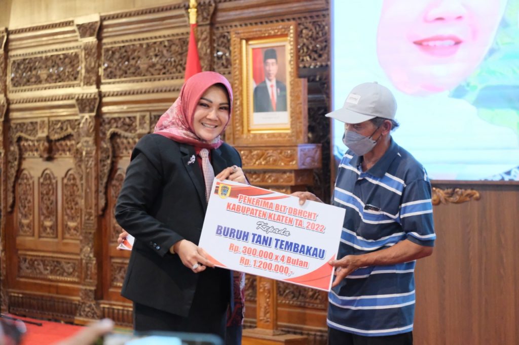 Bupati Klaten, Sri Mulyani, serahkan BLT DBHCHT kepada 4.150 penerima, Kamis (10/11). Foto: klatenkab.go.id