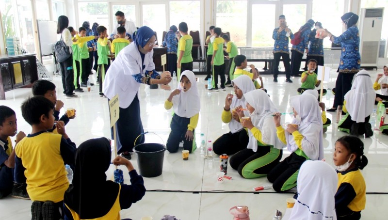 Kegiatan Gosok Gigi Massal di salah satu sekolah Kabupaten Kendal. Foto: kendakab.go.id