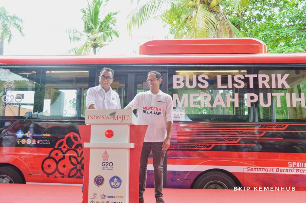 Menhub Budi Karya Sumadi dan Mendikbud Ristek Nadiem Makarim meluncurkan Bus Listrik Merah Putih (BliMP), Minggu (13/11). Foto: Humas Kemenhub