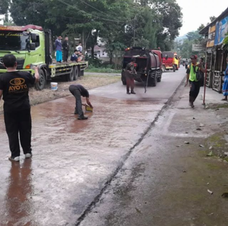 DPUTR Pemalang melakukan perbaikan Jalan Warungpring-Tegalharja. Sumber foto: Instagram @dputrkabpml