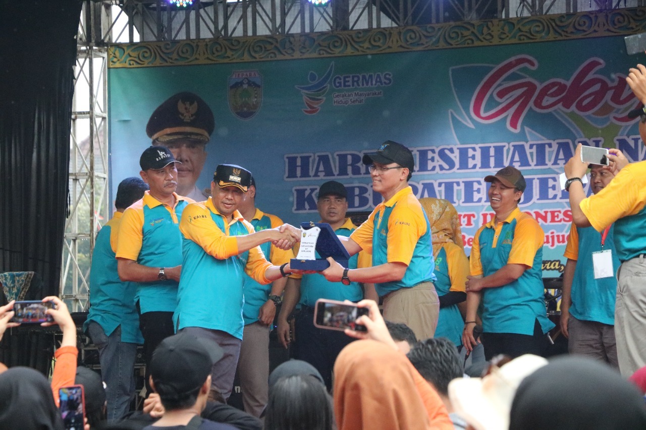 Pj. Bupati Jepara, Edy Supriyanta (kiri) bersama perwakilan Bank jateng saat peluncuran Host to Host. Foto: jatengprov.go.id