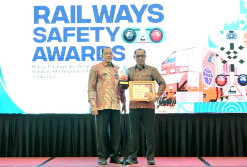 Kepala Dinas Perhubungan Kendal, Mohamad Eko (kanan) saat gelaran Railways Safety Awards Tahun 2022. Foto: kendalkab.go.id