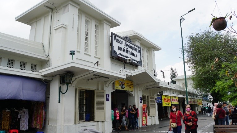 Suasana salah satu objek wisata di Kota Yogyakarta, Pasar Beringharjo, yang ramai oleh wisatawan. Sumber: jogjakota.go.id