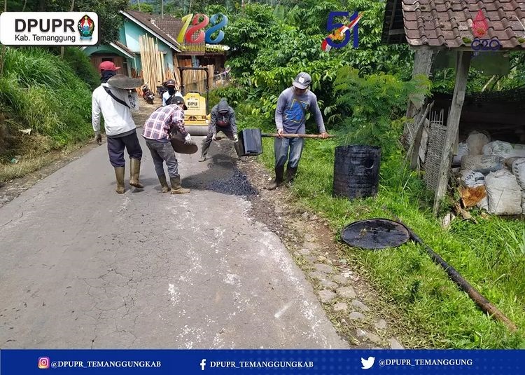 DPUPR Kabupaten Temanggung melaksanakan perawatan jalan rutin di wilayah Kecamatan Wonoboyo. (Foto: instagram.com/dpupr_temanggungkab)