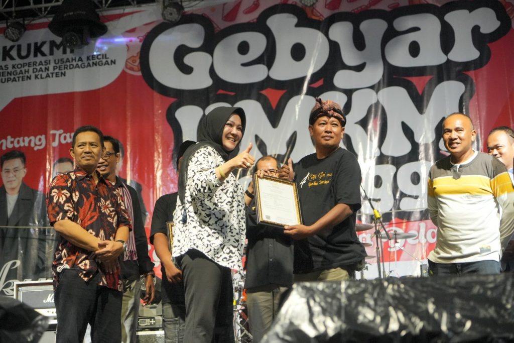 Bupati Klaten, Sri Mulyani, saat meyerahkan sertifikat HAKI pada Gebyar UMKM Delanggu, Sabtu (19/11). Foto: klatenkab.go.id