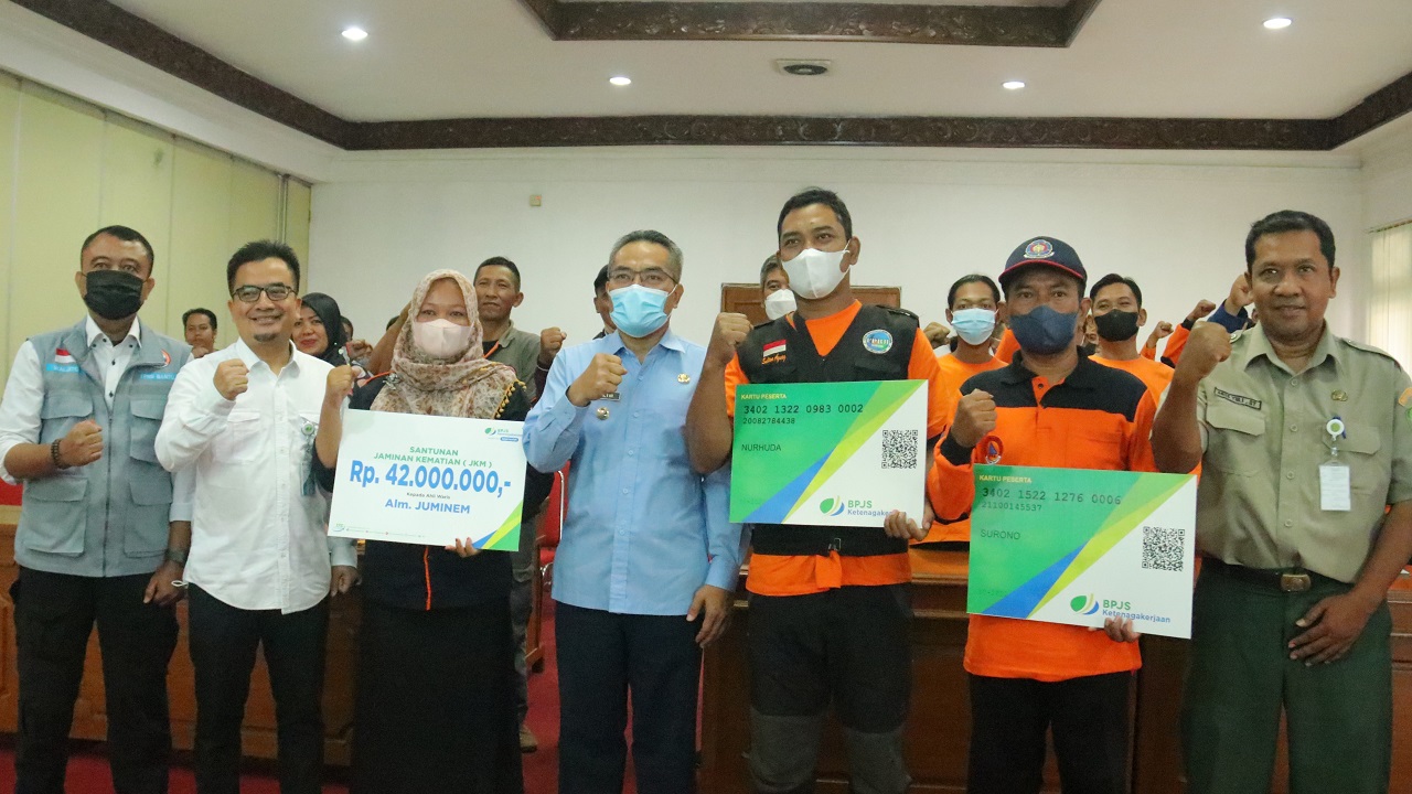 Penyerahan jaminan keselamatan bagi relawan di Kabupaten Bantul oleh BPBD dan BPJS Ketenagakerjaan. Sumber: bantulkab.go.id