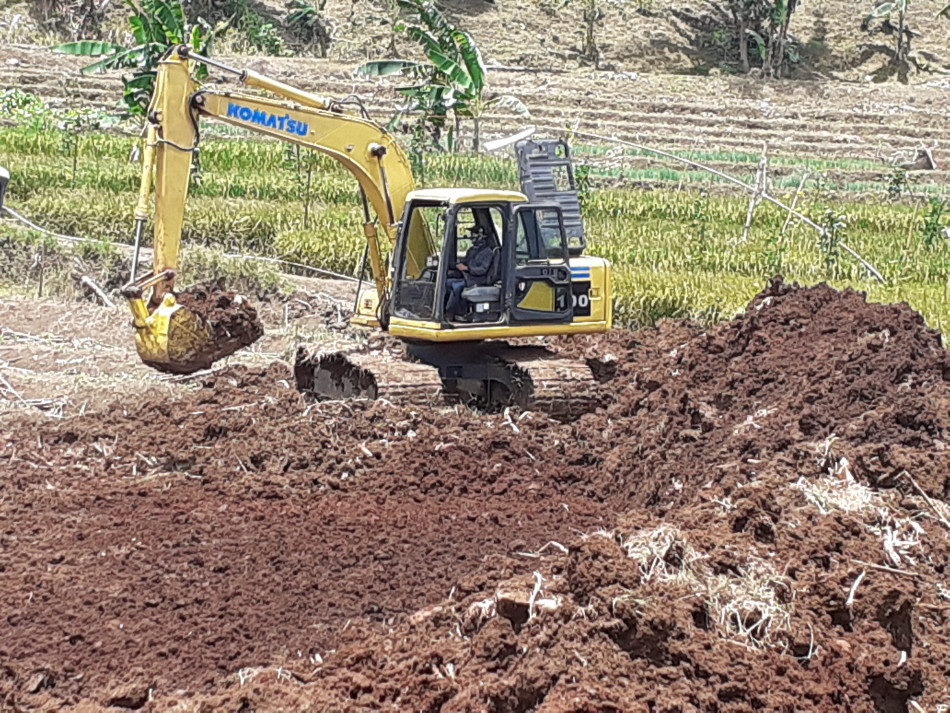 Aktivitas alat berat saat membangun Embung Kaibareng. Foto: kalibareng.desa.id