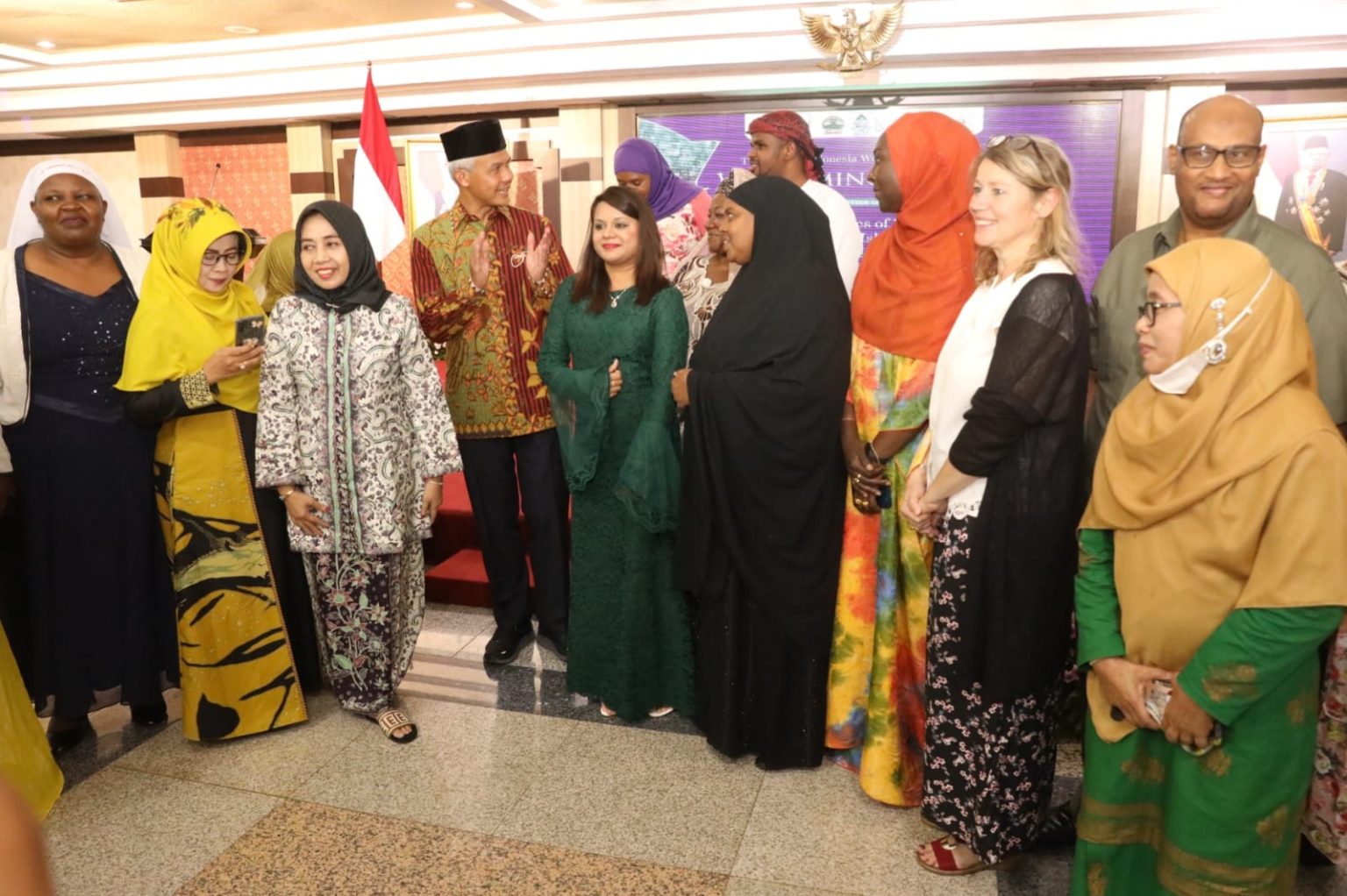 Gubernur Ganjar Pranowo (peci) bersama sejumlah delegasi ulama perempuan dunia. Foto: jatengprov.go.id