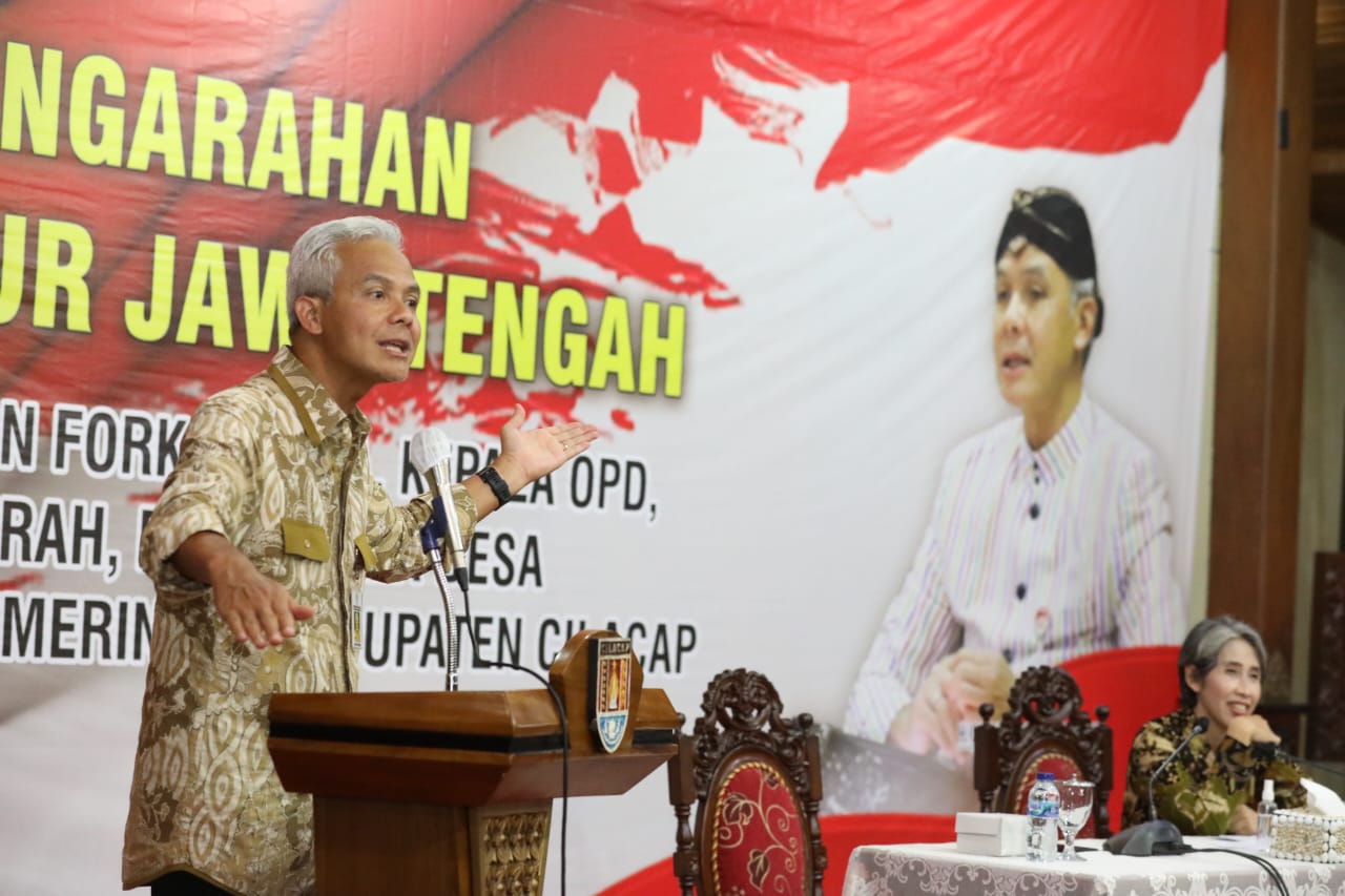 Gubernur Jateng, Ganjar Pranowo bersama Pj Bupati Cilacap saat Pengarahan Forkopimda. Foto: jatengprov.go.id