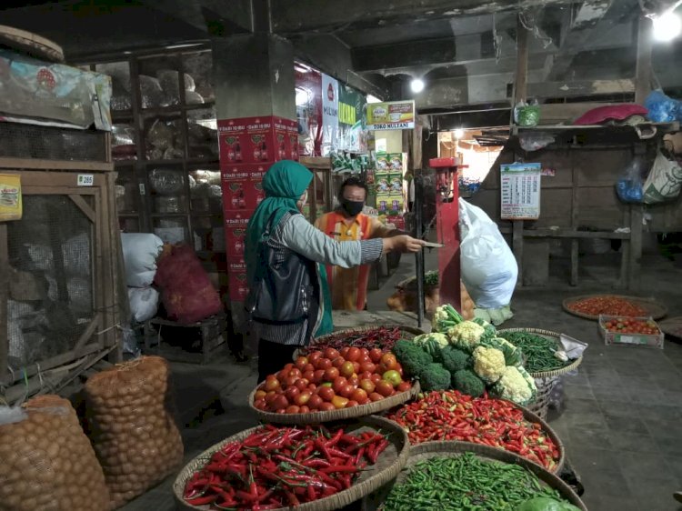 DKUKMP Klaten saat meninjau harga dan stok kebutuhan pokok di pasar tradisional. Foto: dkukmp.klaten.go.id
