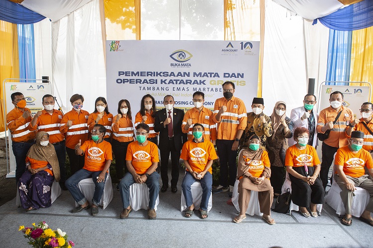 PT Agincourt Resources bersama Gubernur Sumut, Edy Rahmayadi saat meninjau operasi katarak. Foto: Dok. PTAR
