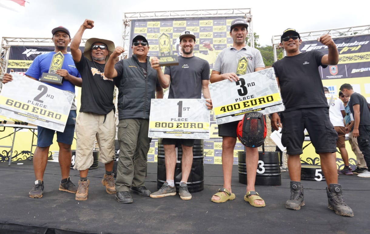 Gubernur Kalel, Paman Birin (rompi) menyerahkan hadiah kepada pemenang Uncle Hard Enduro 2022. Foto: Adpim Kalsel