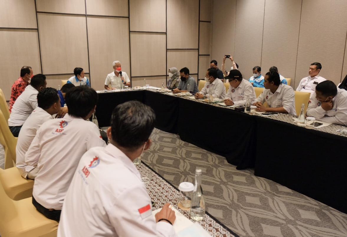 Gubernur Jawa Tengah (Jateng), Ganjar Pranowo saat beraudensi dengan perwakilam buruh di Surakarta. Foto: jatengprov.go.id
