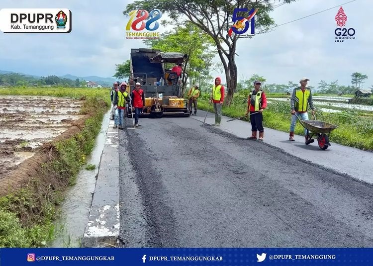 DPUPR Kabupaten Temanggung melaksanakan perbaikan ruas Jalan Muntung-Jumo, Sabtu (26/11). (Foto: instagram.com/dpupr_temanggungkab)