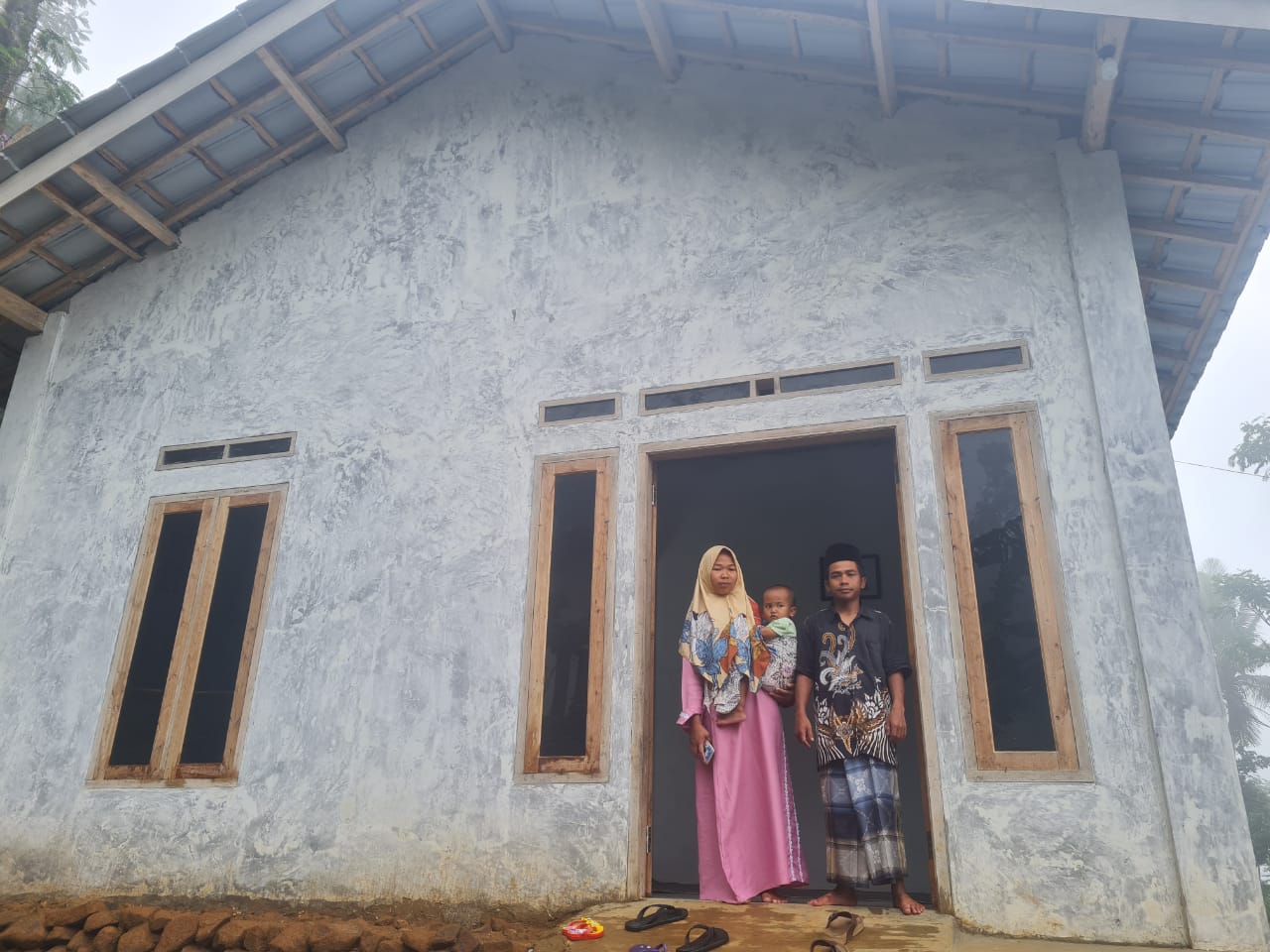 Pemprov Jateng memberikan bantuan rumah kepada warga melalui program “Tuku Lemah Oleh Omah”. Sumber foto: jatengprov.go.id