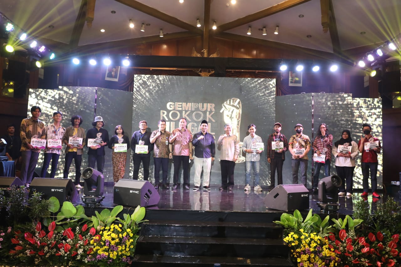 Wakil Gubernur Jateng, Taj Yasin Maimoen saat penganugerahan pemenang lomba film pendek Gempur Rokok Ilegal Award 2022. Foto: jatengprov.go.id