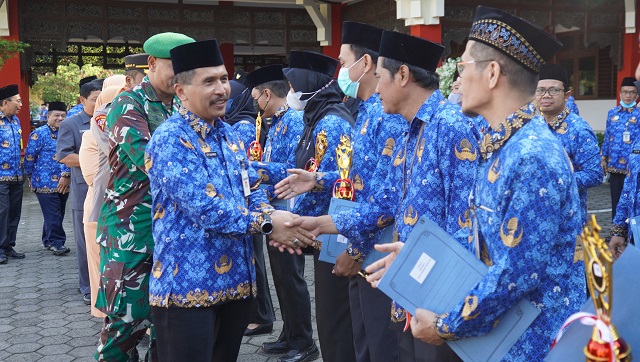 Sekretaris Daerah (Sekda) Kabupaten Jepara, Edy Sujatmiko saat upacara HUT ke-51 Korpri. Foto: jatengprov.go.id 