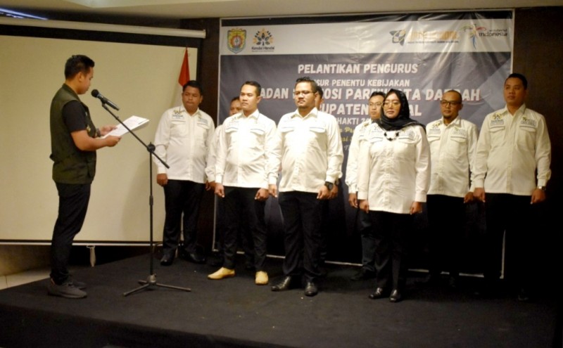 Bupati Kendal, Dico M. Ganinduto saat melantik BPPD. Foto: kendalkab.go.id