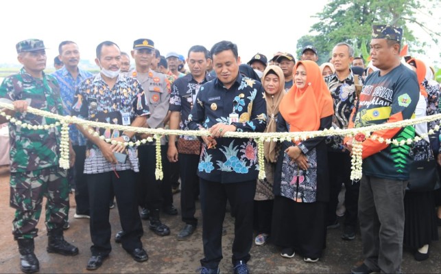 Plt. Bupati Pemalang saat meninjau dan meresmikan pembangunan desa di Kecamatan Ulujami. Sumber foto: pemalangkab.go.id