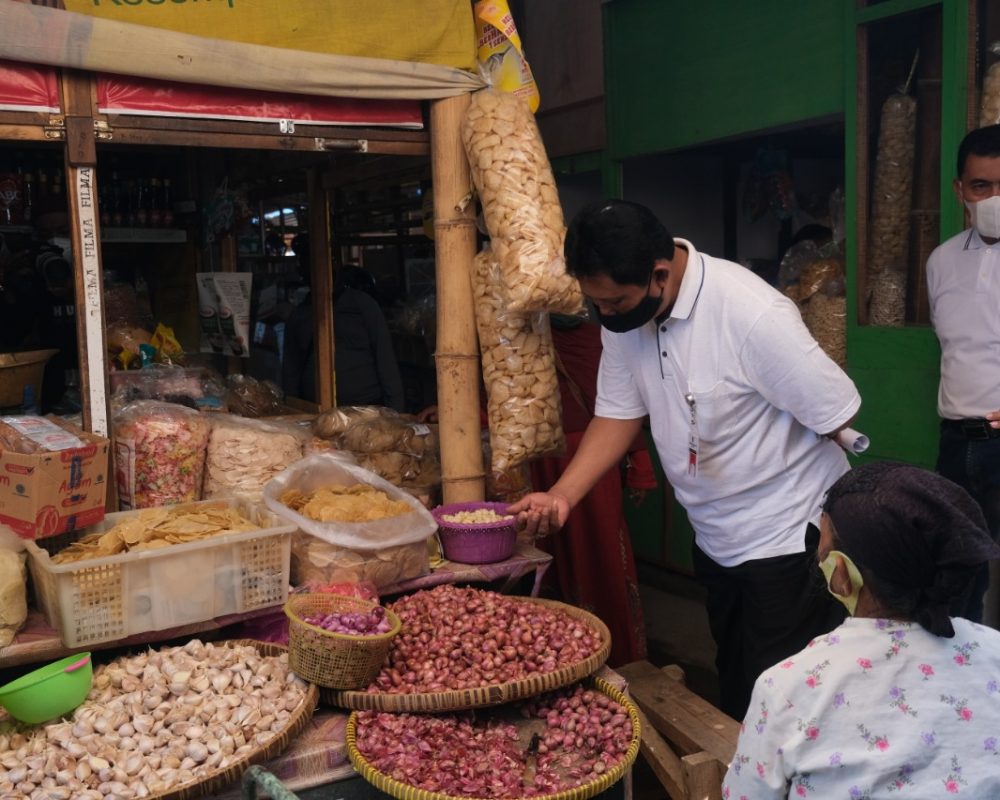 Wakil Bupati Klaten, Yoga Hardaya, saat sidak harga dan stok kebutuhan pokok di Pasar Darurat. Foto: klatenkab.go.id
