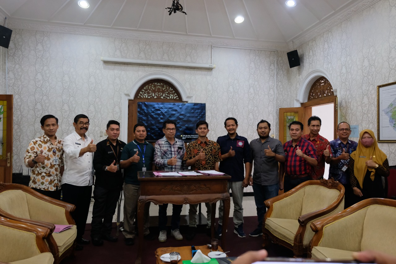 Dinas Perindustrian dan Tenaga Kerja (Dinperinaker) Kabupaten Temanggung menggelar Diskusi Kenaikan Upah Minimum Kabupaten (UMK) 2023 bersama Dewan Pengupahan dan Serikat Pekerja, Rabu (30/11). (Foto: temanggungkab.go.id)