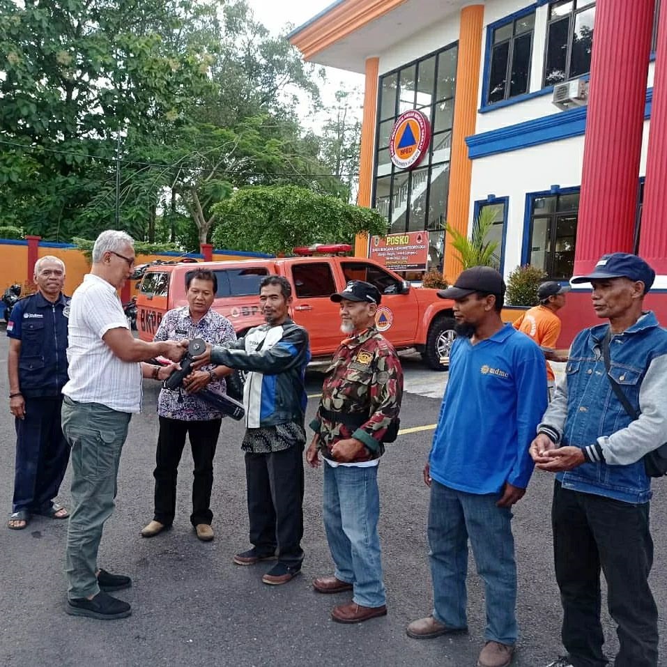 Kepala Pelaksana BPBD Klaten, Sri Winoto, melepas tim untuk membantu pembangunan toilet komunal bagi korban gempa Cianjur, Kamis (1/12). Foto: Instagram @bpbdklatenkab