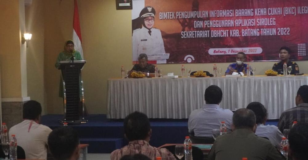Pj. Bupati Batang saat menghadiri Bimtek Pengumpulan Informasi Barang Kenai Cukai Ilegal dan Pengenalan Aplikasi Siroleg. Sumber foto: berita.batangkab.go.id