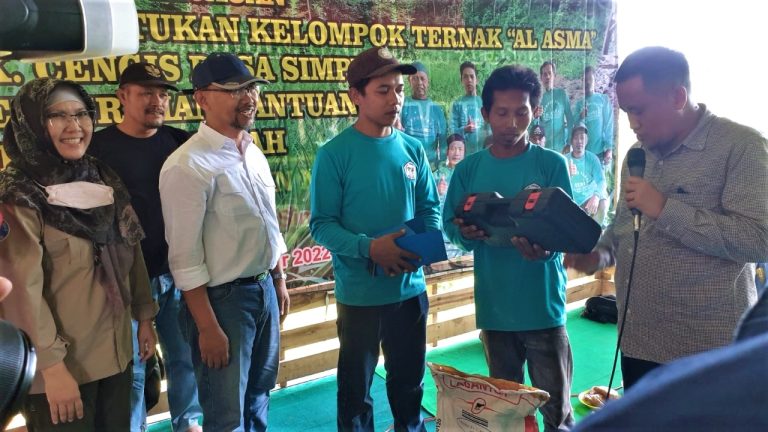 Plt. Bupati Pemalang saat menghadiri pelatihan pembuatan pakan ternak silase di Dukuh Cengis, Desa Simpur, Kecamatan Belik. Sumber foto: pemalangkab.go.id