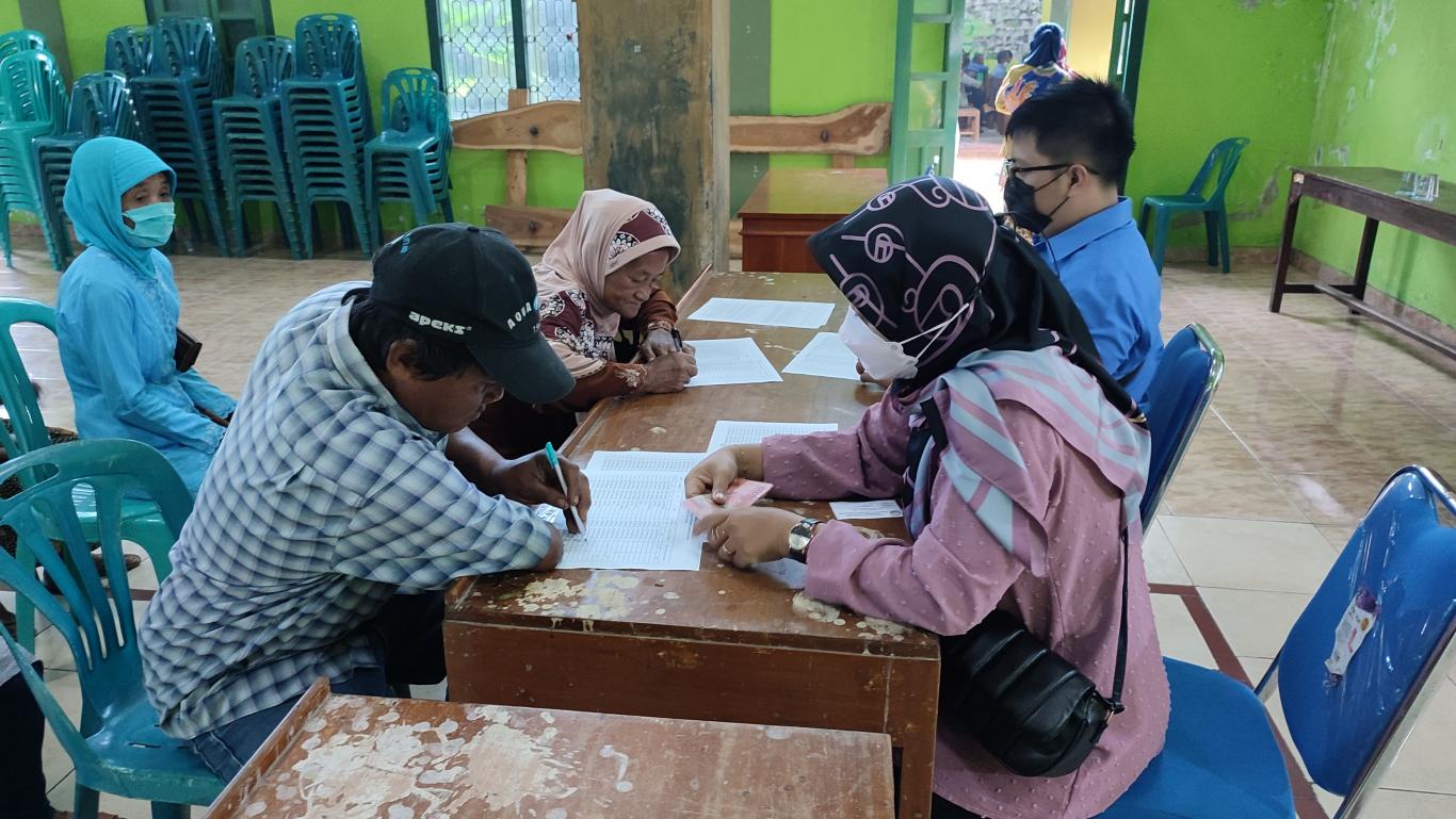 Warga Dusun Tanjung saat mengambil BLT-Desa di Kantor Desa Wukirsari. Foto: instagram @kalurahanwukirsari