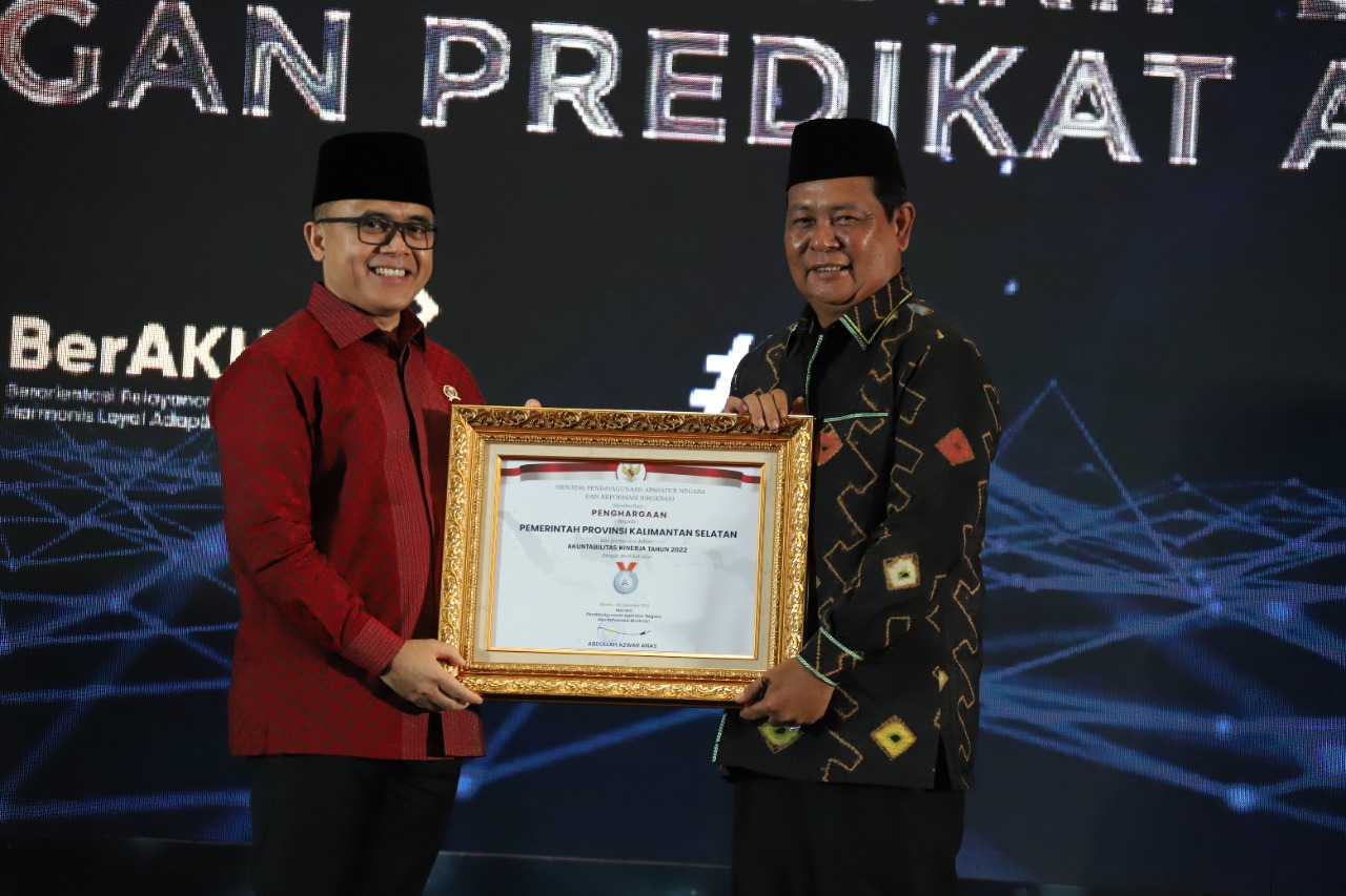 Gubernur Kalsel, Shabirin Noor (kanan) saat menerima pengharaan SAKIP A dari KemenPAN RB. Foto: Adpim Kalsel