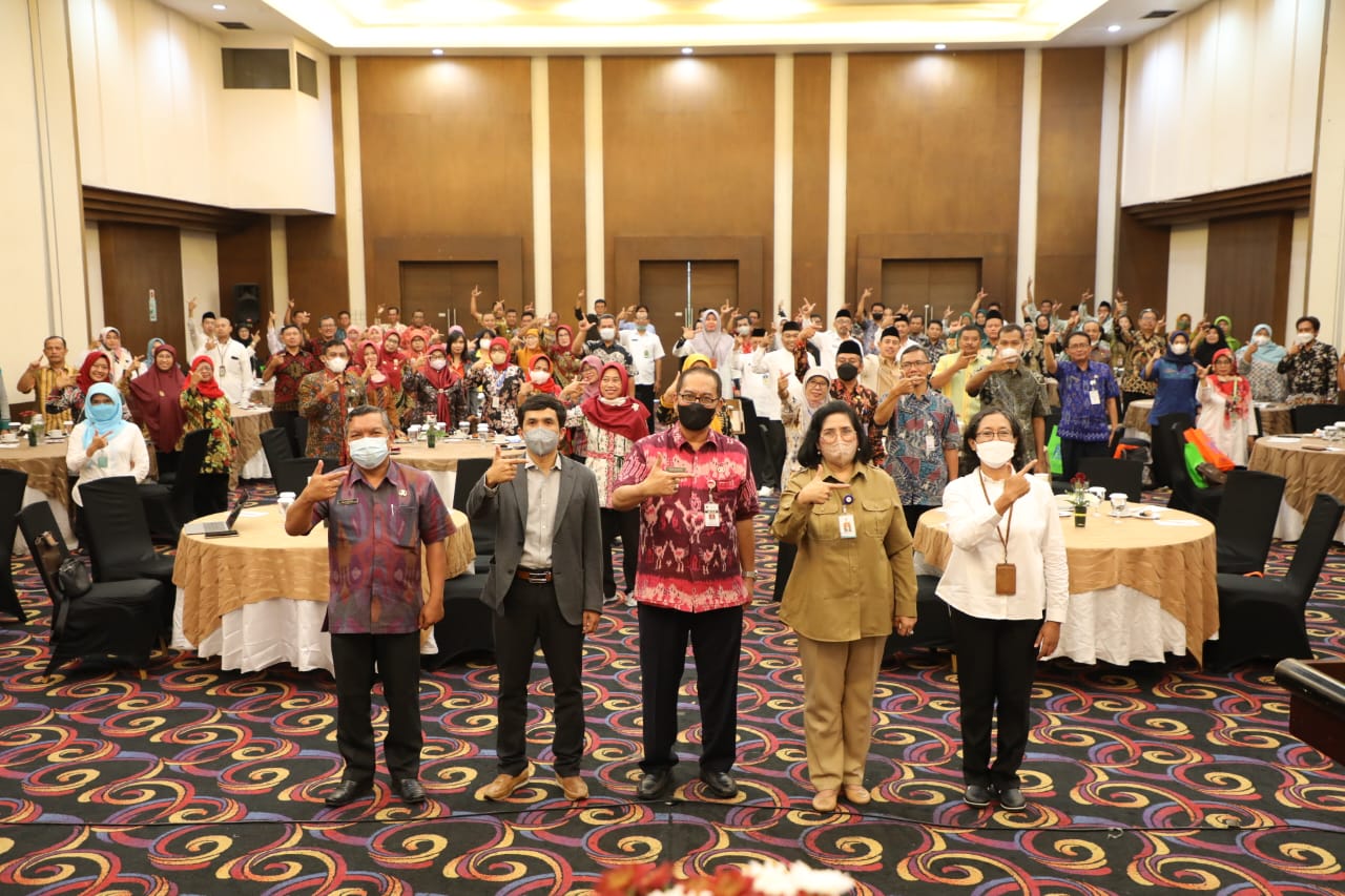 Pemprov Jateng bersama BBPOM Semarang saat pemberian sertifikat Pangan Jajanan Anak Sekolah (PJAS). Foto: jatengprov.go.id
