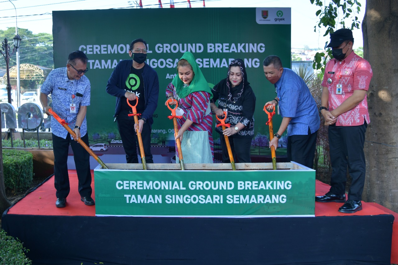 Pemkot Semarang bersama perwaila PT Gojek saat Groundbreaking Taman Singosari. Foto: semarangkota.go.id