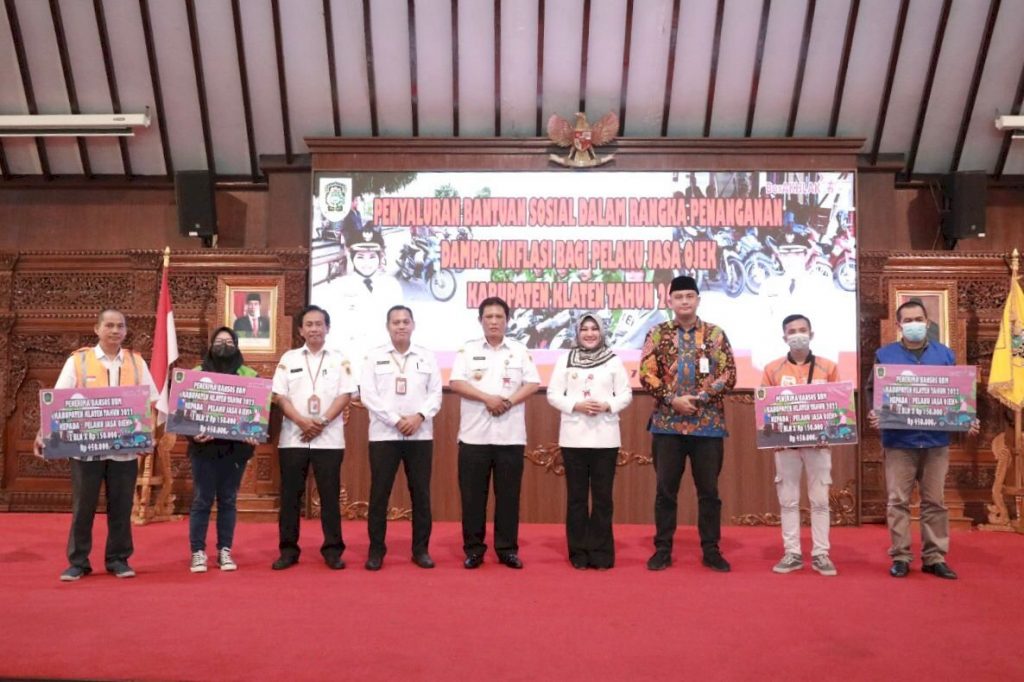 Pemkab Klaten salurkan BLT BBM kepada ribuan tukang ojek, Rabu (7/12). Foto: klatenkab.go.id