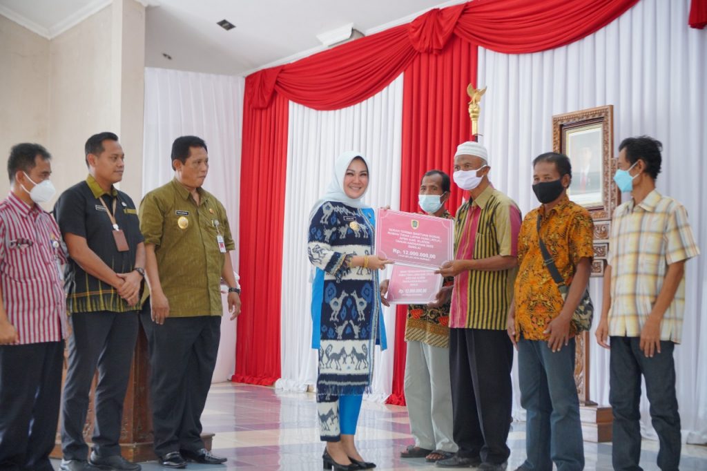 Bupati Klaten, Sri Mulyani, menyerahkan bansos rehabilitasi RTLH, Kamis (8/12). Foto: klatenkab.go.id