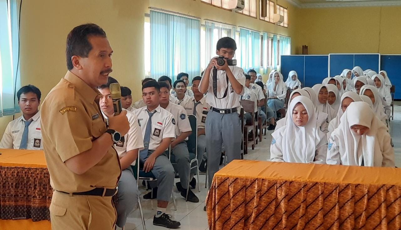 Sekda Kabupaten Jepara, Edy Sujatmiko saat program Kelas Inspirasi di SMKN 2 Jepara dan SMKN 3 Jepara. Foto: jatengprov.go.id