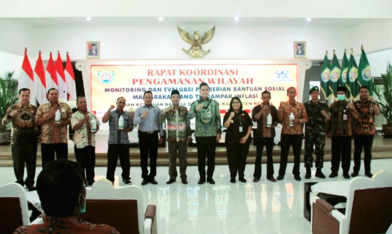 Bupati Kendal (tengah) berfoto bersama perwailan petani saat penyerahan bantuan pupuk. Foto: kendalkab.go.id