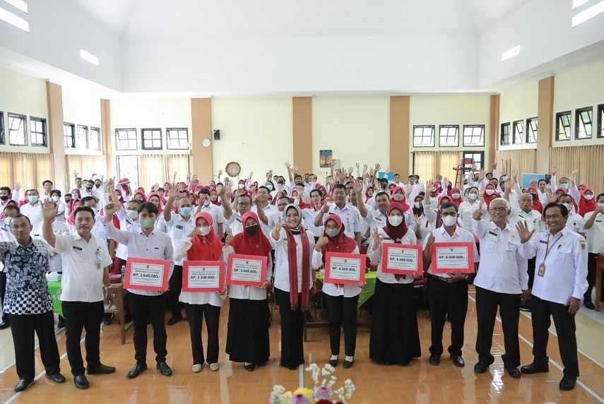 Bupati Klaten Serahkan Dana Kesejahteraan kepada 3.966 GTT dan PTT, Rabu (14/12). Foto: Instagram @humaskabklaten