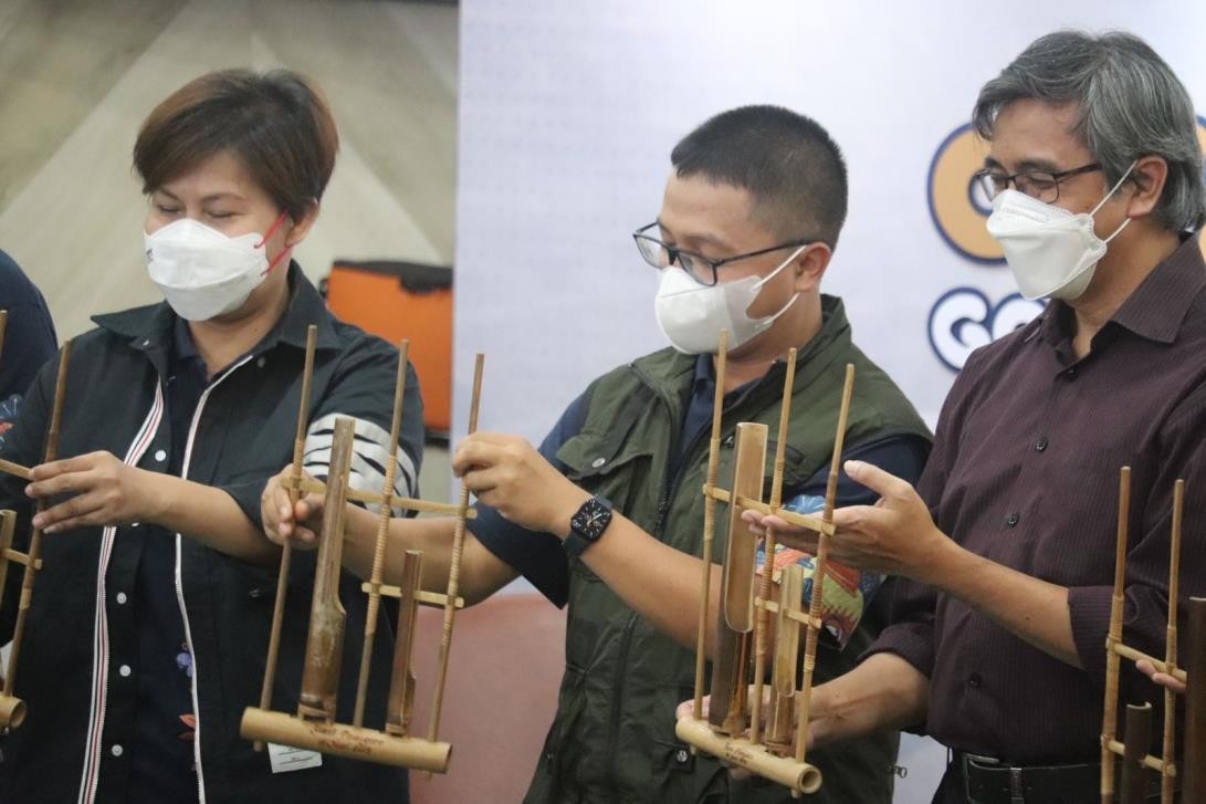 Wakil Presiden Direktur PT Agincourt Resources (PTAR), Senior Manager Coprorate Communications PTAR, dan Perwakilan Kaprodi Teknik Geologi ITB SAAT membuka OlympiAR 2022, Sabtu  (17/12). Foto: Dokumentasi  PT Agincourt Resource