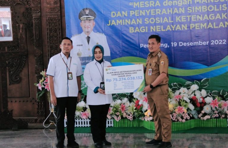Plt. Bupati Pemalang saat penyerahan klaim santunan kecelakaan kerja dan beasiswa kepada 14 nelayan asal Kabupaten Pemalang. Sumber foto: pemalangkab.go.id