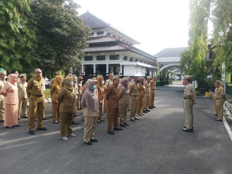 Plt. Kepala Diskominfo Pemalang saat memimpin apel pagi bersama. Sumber foto: pemalangkab.go.id