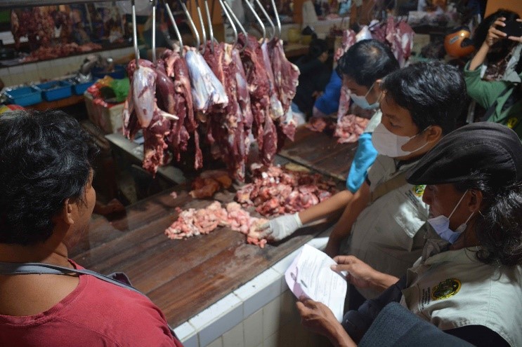 Monitoring bahan pangan daging di pasar tradisional oleh petugas gabungan dari Pemkot Yogyakarta. Sumber: jogjakota.go.id