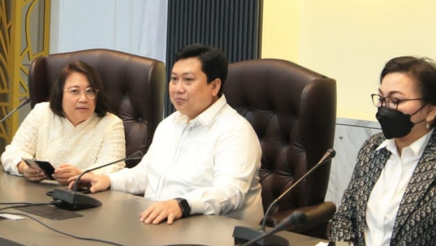 Jubir Kemenag Anna Hasbie bersama Plt Dirjen Bimas Katolik dan Dirjen Bimas Kristen memberikan keterangan pers terkait perayaan Natal 202. Foto: Humas Kemenag