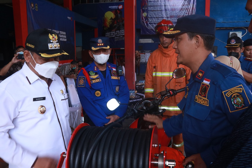 Penyerahan bantuan sarpras pemadaman kebakaran oleh Damkarmat Kota Yogyakarta. Sumber: jogjakota.go.id