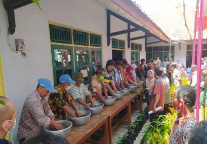 Dispertan Pemalang kenalkan penggunaan Biosaka kepada petani Kecamatan Petarukan dan Ampelgading. Sumber foto: Instagram @dispertanpml