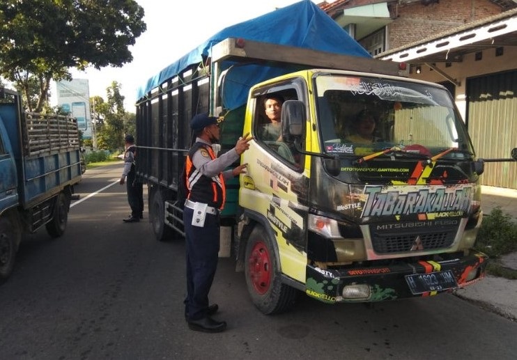 Dishub Klaten saat giat pengawasan jalur truk Galian C larangan operasional jam kerja pagi hari, di Wilayah Ngupit Jatinom Tulung, Kamis (22/12). Foto: Twitter @dishubklaten