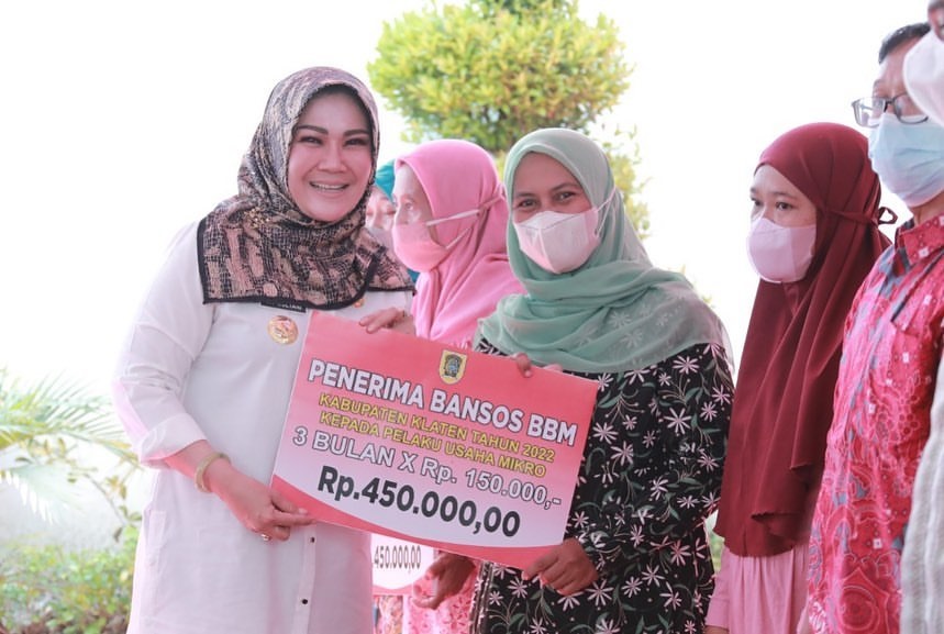 Bupati Klaten, Sri Mulyani, saat menyerahkan bansos kepada pelaku UMKM, Rabu (21/12). Foto: Instagram @humaskabklaten