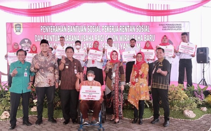 Pemkab Klaten menyerahkan BLT kepada pekerja rentan sosial, Kamis (22/12). Foto: Instagram @humaskabklaten